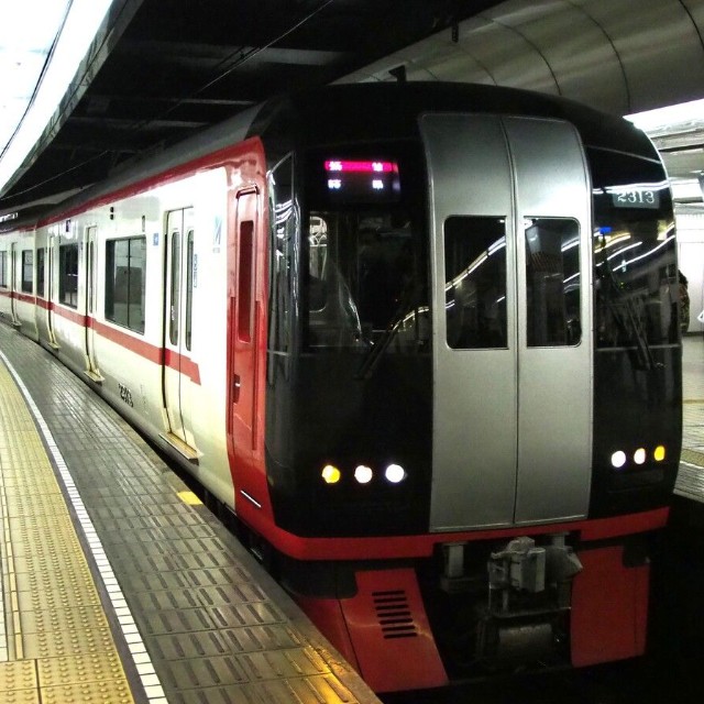 名鉄名古屋駅に進入した特急岐阜行き