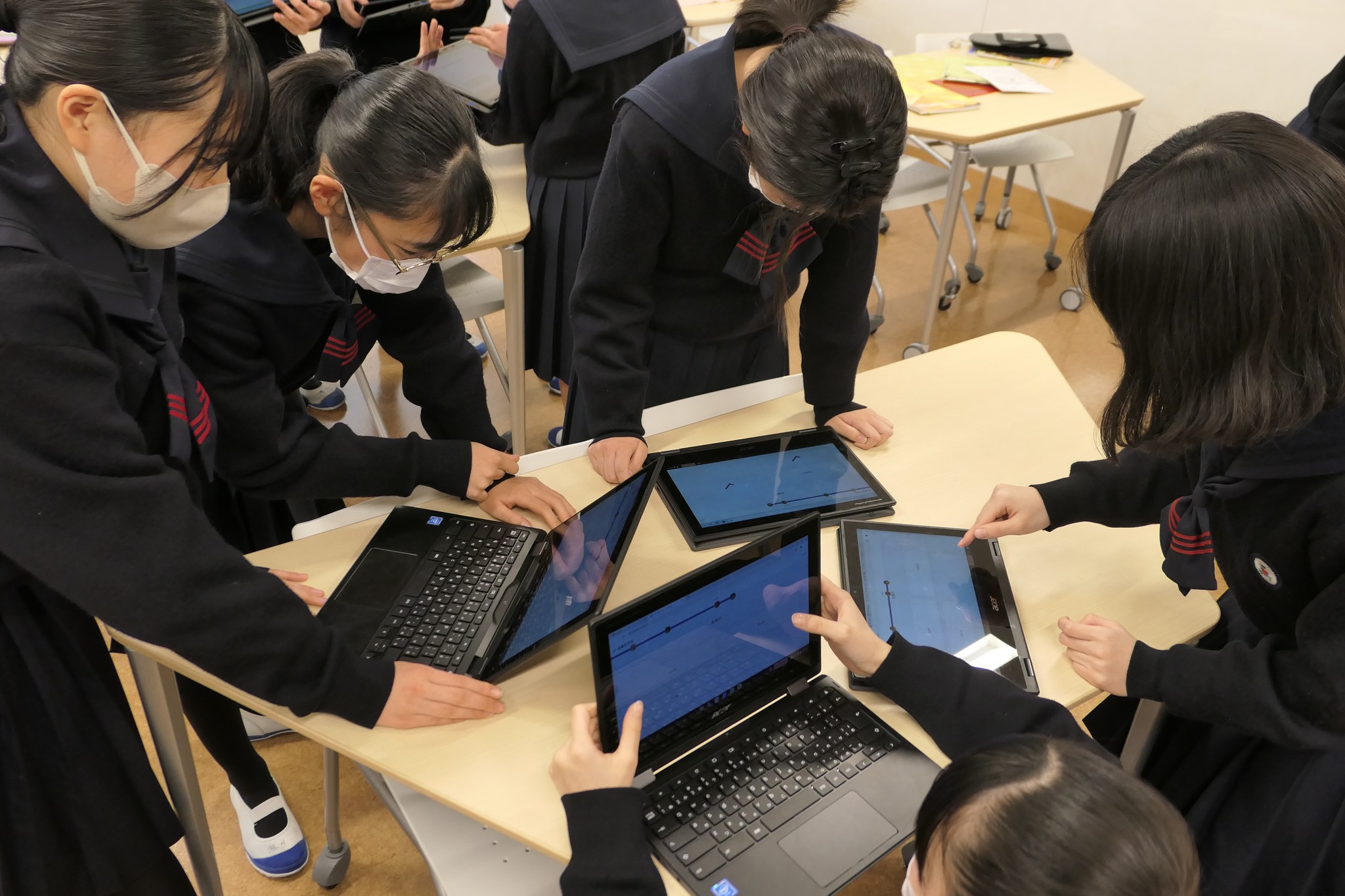 端末を使い英単語の意味を解答する生徒たち
