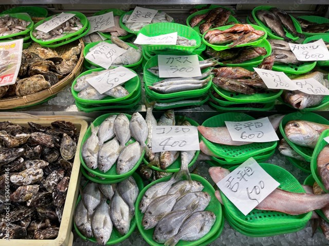 生の魚が並ぶ鮮魚売り場のイメージ※この画像はイメージです（kyhigh.ring/stock.adobe.com）