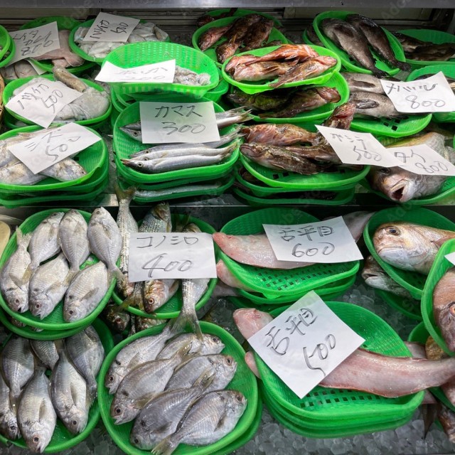 生の魚が並ぶ鮮魚売り場のイメージ※この画像はイメージです（kyhigh.ring/stock.adobe.com）