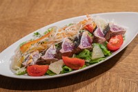 「トッサ・ジ・クラッサン」（大阪市西区北堀江1）のカツオを使った料理。藤川さんによると、口に入れた瞬間に風味が広がち、まるでカツオのステーキのようだという（提供写真）