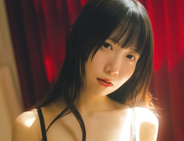 「FLASH」（25年12月16日発売号）に登場した新居歩美ⓒ光文社／週刊FLASH（写真・カノウリョウマ）