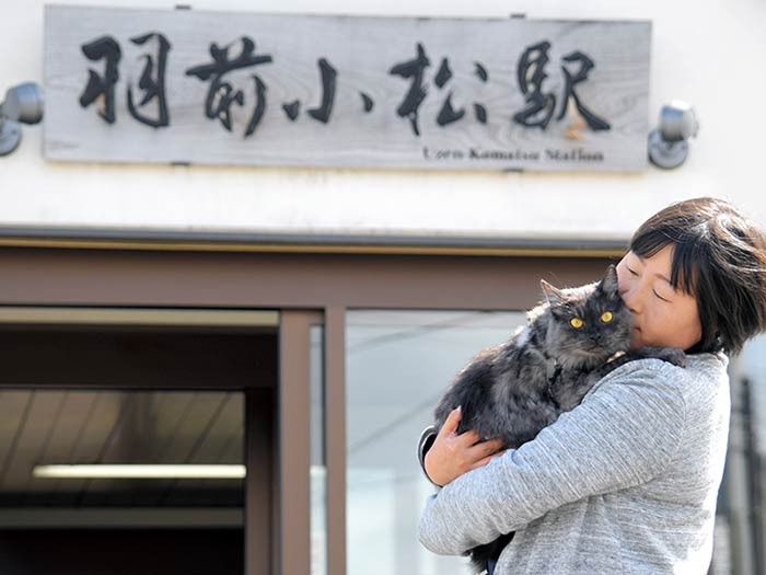 しょこらを抱く細谷さん