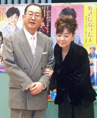 都はるみさん（右）と矢崎滋さん＝2007年