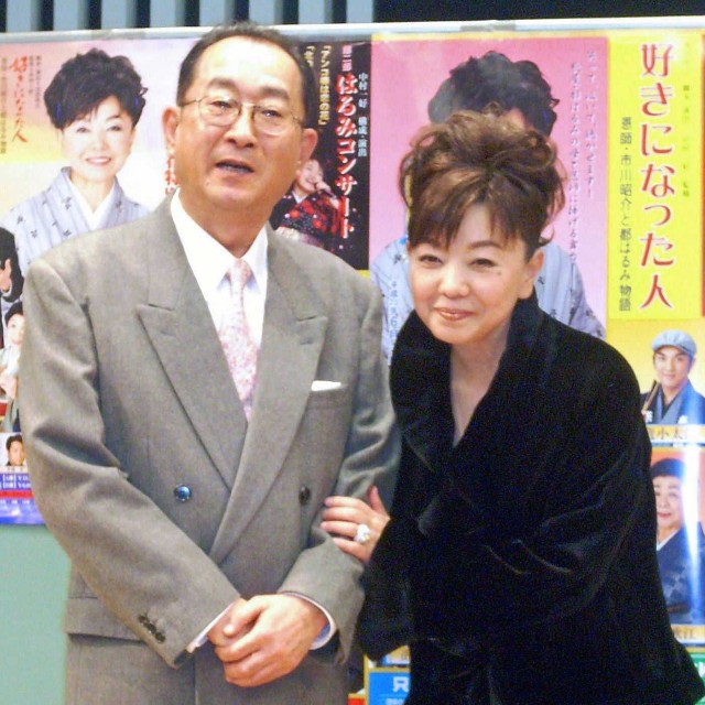 都はるみさん（右）と矢崎滋さん＝2007年