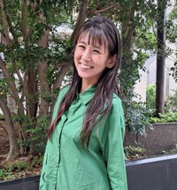 取材後、満面の笑みを浮かべるグラビア・アイドルで芸能事務所社長の小阪由佳＝都内