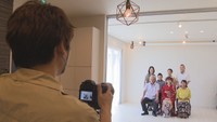 高松市の写真スタジオ「A‐studio」には3世代で集まる家族の姿が――