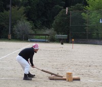 「第1回 全日本棍棒飛ばし選手権大会」個人戦・男子の部　棍棒を棍棒で打ち飛ばす競技者＝大宇陀健民グラウンド（奈良県宇陀市内）