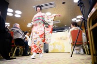 東京都内で開いた支援イベントでのファッションショーの様子=2025年5月、東京都渋谷区、小山幸佑撮影