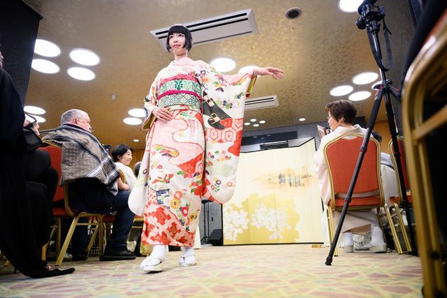 東京都内で開いた支援イベントでのファッションショーの様子=2025年5月、東京都渋谷区、小山幸佑撮影