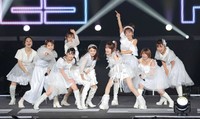 「恋愛レボリューション21」を歌うモーニング娘。ＯＧ。（前列左から）市井紗耶香、高橋愛、道重さゆみ、石川梨華、田中れいな、矢口真里、保田圭、（後列同）紺野あさ美、辻希美＝2023年