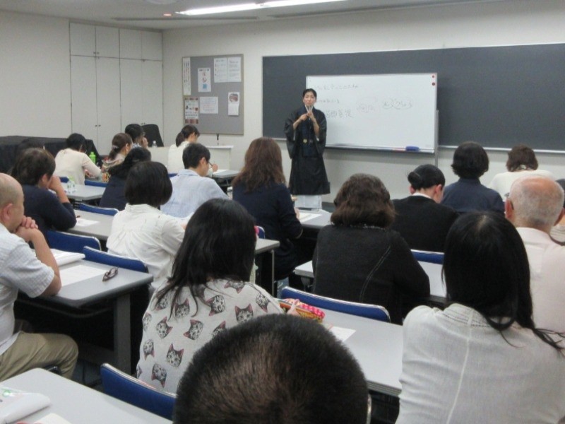 ペットがあなたを選んだ理由というテーマで講演中　（塩田さん提供）