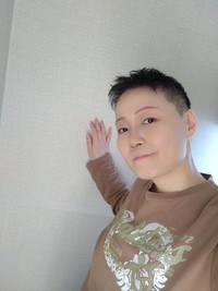 「希望どおりにカットしてもらえた！軽くメンズ寄りにメイクもしてみました～(適当)そして数ヶ月後にはスキンヘッドやで」（前田ゆきえさんのX、2023年4月の投稿から）