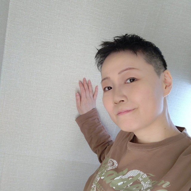 「希望どおりにカットしてもらえた！軽くメンズ寄りにメイクもしてみました～(適当)そして数ヶ月後にはスキンヘッドやで」（前田ゆきえさんのX、2023年4月の投稿から）