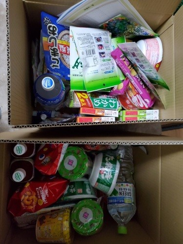 都から届いた配食。飲み物のほか、レトルトカレーやカップ麺、ゼリーなどが入っていました。ゼリーは咽頭（いんとう）痛と発熱時に助かりました。コンビニ配達などでフレッシュなものがやはり欲しいですね
