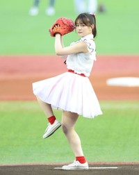 始球式に登場したNGT48・北村優羽＝HARD OFF ECOスタジアム新潟