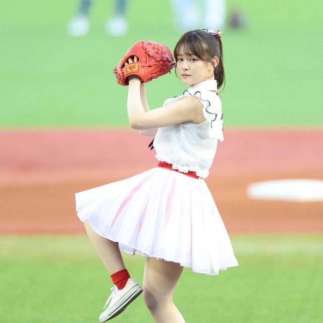 始球式に登場したNGT48・北村優羽＝HARD OFF ECOスタジアム新潟