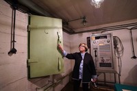 ワルシャワの鉄鋼メーカーにある冷戦時代につくられた地下シェルター。会議室の壁にある小さな扉は緊急用の脱出口だという＝2023年6月5日、荒ちひろ撮影