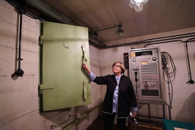 ワルシャワの鉄鋼メーカーにある冷戦時代につくられた地下シェルター。会議室の壁にある小さな扉は緊急用の脱出口だという＝2023年6月5日、荒ちひろ撮影