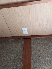 コンセントが天井に！？／リーゼント農家キノさん（@kinoko0214）提供