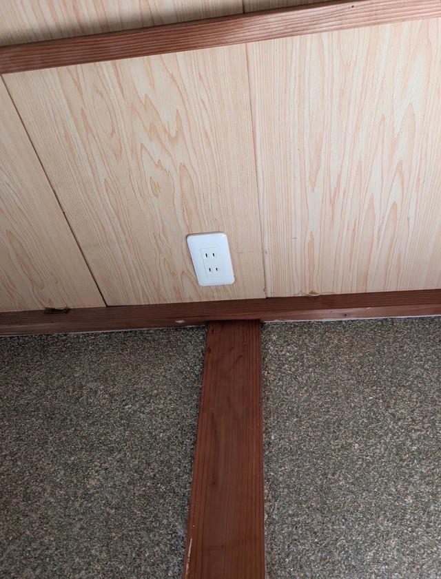 コンセントが天井に！？／リーゼント農家キノさん（@kinoko0214）提供