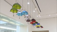 雨傘やアジサイなど個性豊か　梅雨を彩るステンドグラスの展示会　高松市