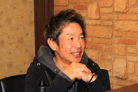 店主のワイン談義に耳を傾ける清水健アナ。