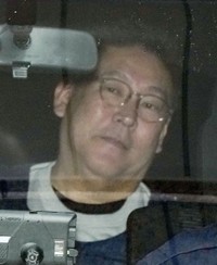 送検のため兵庫県警本部を出る「ＮＨＫから国民を守る党」党首の立花孝志容疑者（写真提供・共同通信社）