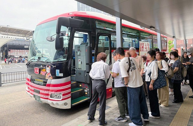 大阪・関西万博会場に京都駅八条口から直行する京阪バスの高速バス（５月２１日午前８時１０分、京都市南区）