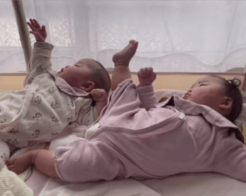 手と足の動きを確かめるかのように動かしてみるふたり（提供：@kipo6416さん）
