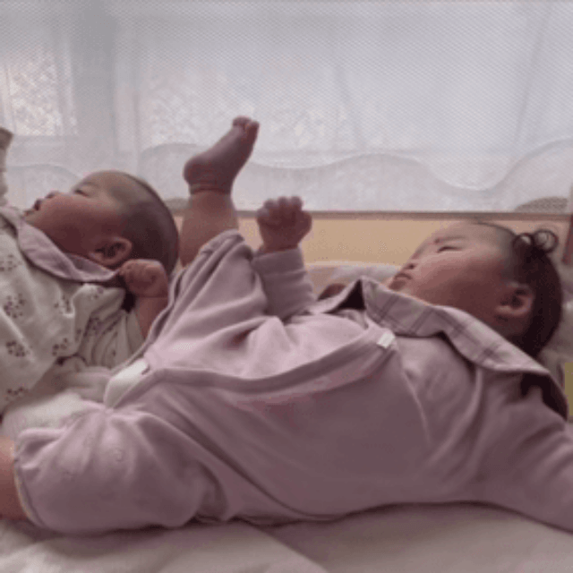 手と足の動きを確かめるかのように動かしてみるふたり（提供：@kipo6416さん）
