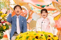MCの藤井隆と井上咲楽＝「新婚さんいらっしゃい！」ⓒABCテレビ