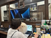 進捗確認に余念がないにゃん吉くん（提供：ねこ大家｜猫のための家づくりさん）