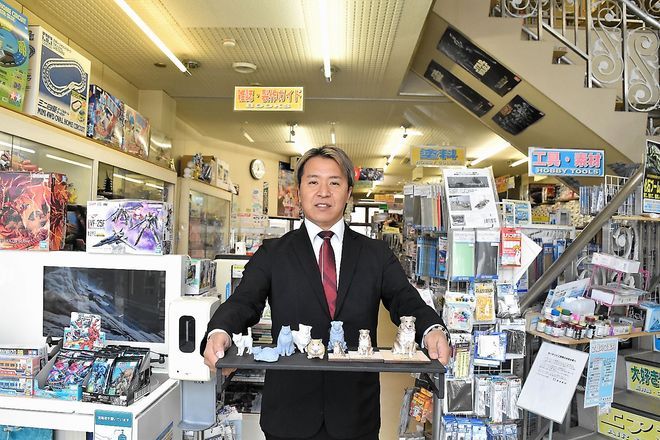 Model shop operator offers figurines to cope with pet loss | The