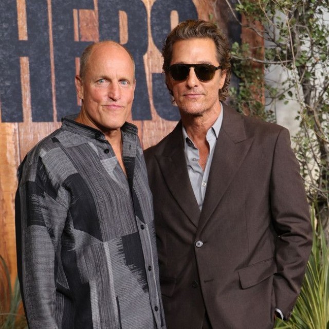 ウディ・ハレルソン（左）とマシュー・マコノヒー