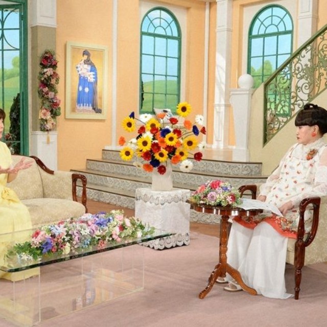 黒柳徹子さん（右）とトークを繰り広げる松本明子さん