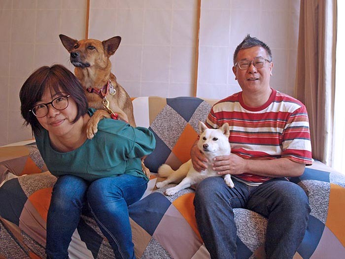 左から美智子さん、ミノルカ、ルー、博幸さん。ミノルカが背中から降りなかったので、このまま撮影