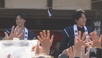 節分祭に登場した要潤さん(右)と松本怜生さん(左)　高松市一宮町・田村神社