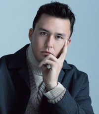 シックなポーズを決めるラーズ・ヌートバー選手。