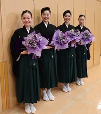 宝塚音楽学校112期卒業式後に夢を語った（左から）國宗美花だん、赤井七海さん、小寺環菜さん、吉田今日花さん