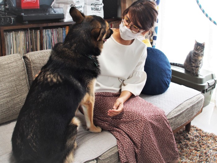 恵理さんと語り合うジオを見つめるプニ