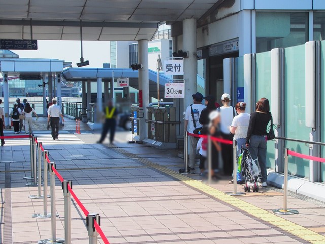 コスモスクエア駅前で時間別に並んでバスを待つ