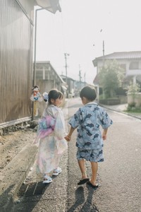 初めての夏祭りを楽しむ娘さんと男の子（ｎüｋｕｍｏｒｉ ｐｈｏｔｏ｜ｍａｏさん提供） 