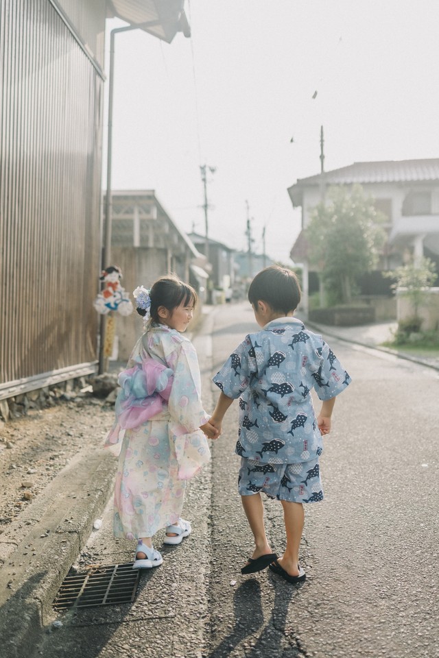 初めての夏祭りを楽しむ娘さんと男の子（ｎüｋｕｍｏｒｉ ｐｈｏｔｏ｜ｍａｏさん提供） 
