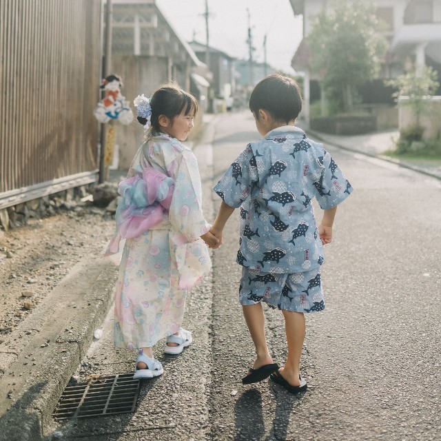 初めての夏祭りを楽しむ娘さんと男の子（ｎüｋｕｍｏｒｉ ｐｈｏｔｏ｜ｍａｏさん提供） 
