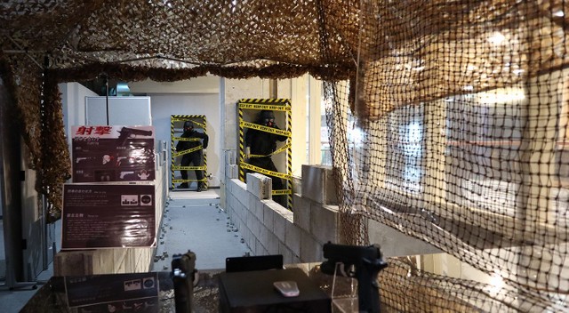 銃に慣れていない人はシューティングレンジで練習できる