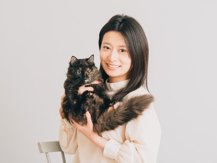 女優・後藤郁さんと愛猫ダージリンの２ショット