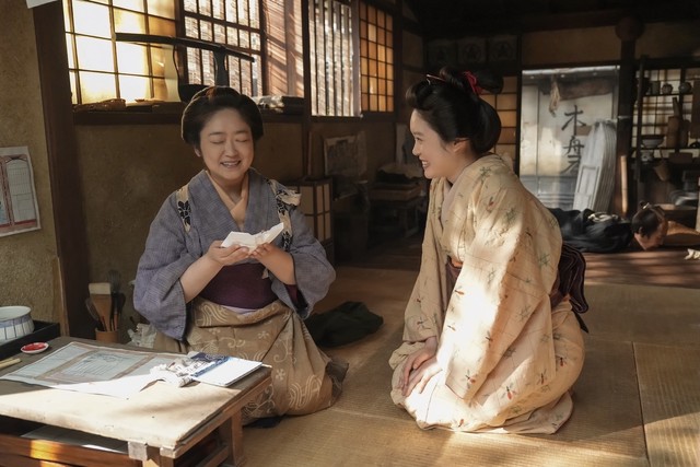 第1週・第5回では時代が飛んで、トキ（髙石あかり）たち松野家は天国町の長屋で暮らしている　(C)NHK