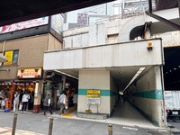 国道176号線と歩道の間に壁を設置して、歩道の換気を行う工事が昭和50年におこなわれました