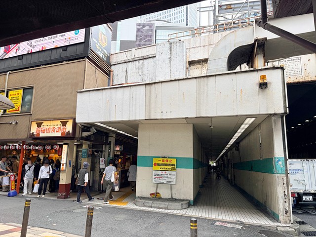国道176号線と歩道の間に壁を設置して、歩道の換気を行う工事が昭和50年におこなわれました